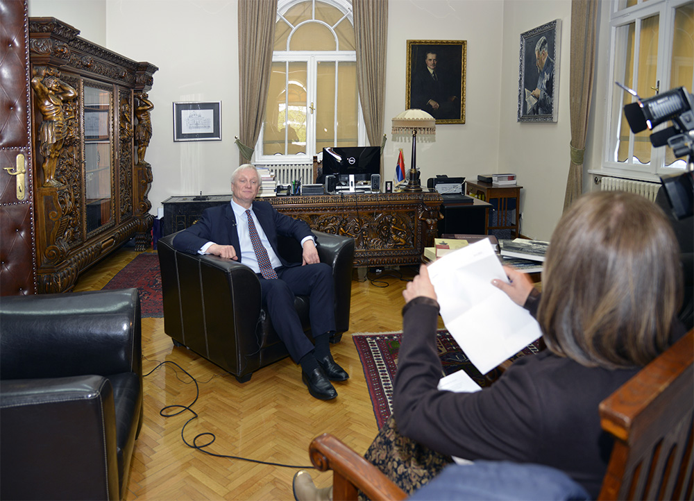Министар Стјуарт даје интервју Радио телевизији Србије у згради Државног архива Србије